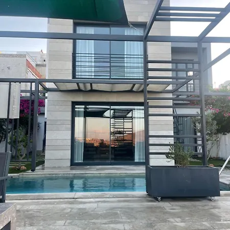 Havuzlu Ve Jakuzili Full Esyali Lueks Bodrum